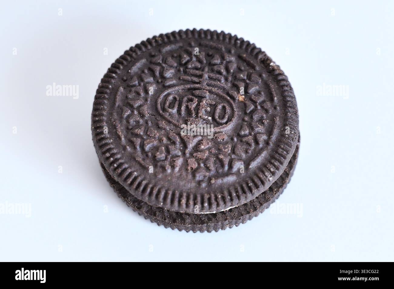 ISERLOHN LETMATHE, GERMANIA — 22 MARZO 2026: Biscotti Oreo sandwich isolati su sfondo bianco che mostrano biscotti al cioccolato con ripieno di panna da vicino Foto Stock