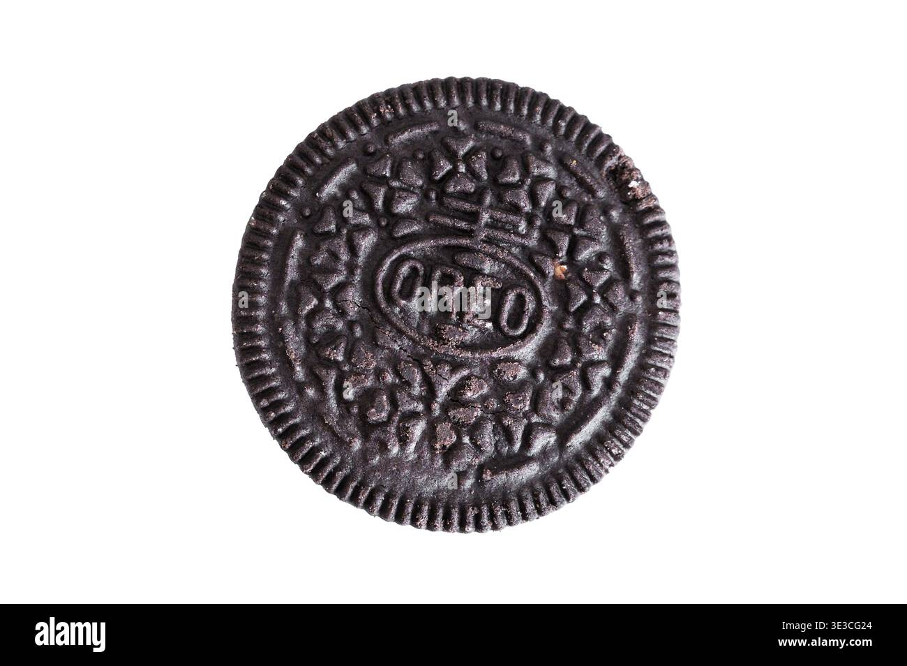 ISERLOHN LETMATHE, GERMANIA — 22 MARZO 2026: Biscotti Oreo su sfondo bianco che mostrano biscotti sandwich al cioccolato con ripieno di panna in studio Foto Stock