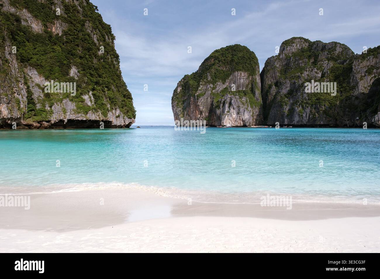Rilassati sulle coste incontaminate di Koh Phi Phi, Thailandia, circondato da acque turchesi e torreggianti scogliere calcaree. Perfetto per una vacanza rilassante o per esplorazioni avventurose. Foto Stock