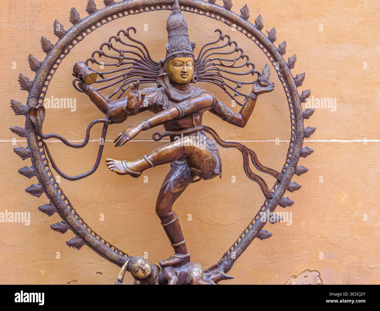 Jaipur, India, 19.02.2020. Squisita scultura in bronzo di Lord Shiva nei panni di Nataraja, la ballerina cosmica, che raffigura la danza divina della creazione e della distruzione Foto Stock