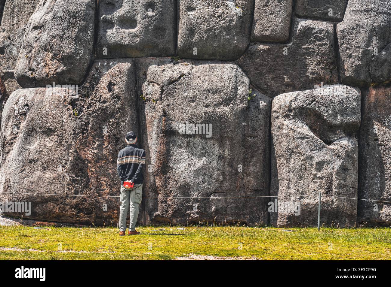 Cusco, Perù - 22 marzo 2025: Turista che guarda le imponenti mura megalitiche di pietra di Sacsayhuaman a Cusco, Perù Foto Stock