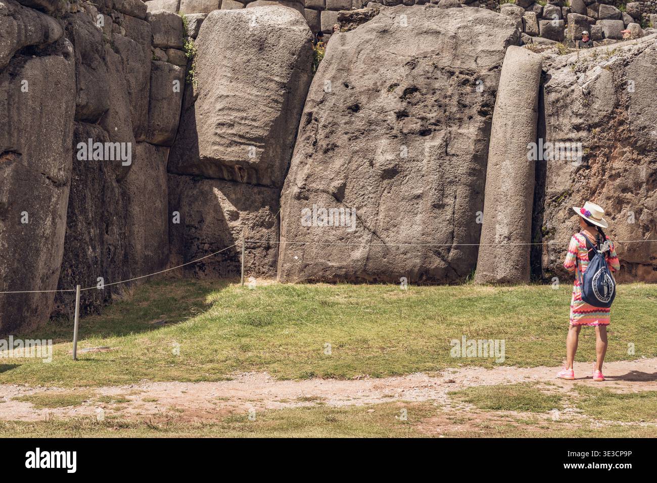 Cusco, Perù - 22 marzo 2025: Turisti che osservano le imponenti mura megalitiche di pietra di Sacsayhuaman a Cusco, Perù Foto Stock