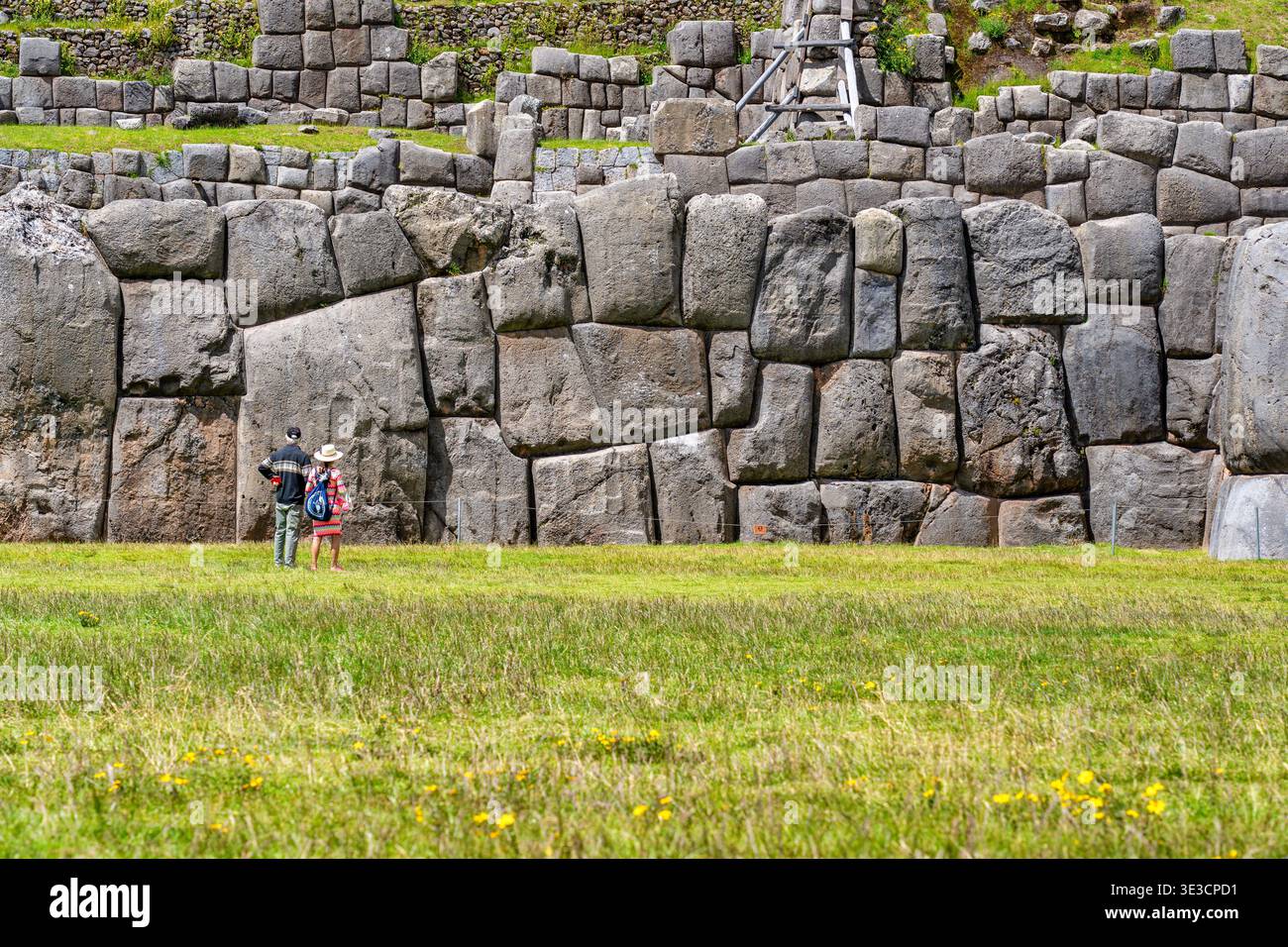 Cusco, Perù - 22 marzo 2025: Turisti che guardano le imponenti mura megalitiche di pietra di Sacsayhuaman a Cusco, Perù Foto Stock