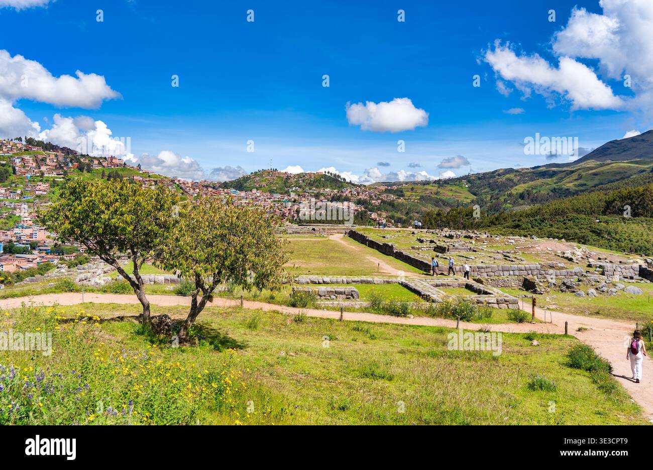Cusco, Perù - 22 marzo 2025: Vista panoramica dal sito archeologico di Sacsayhuaman a Cusco, Perù Foto Stock
