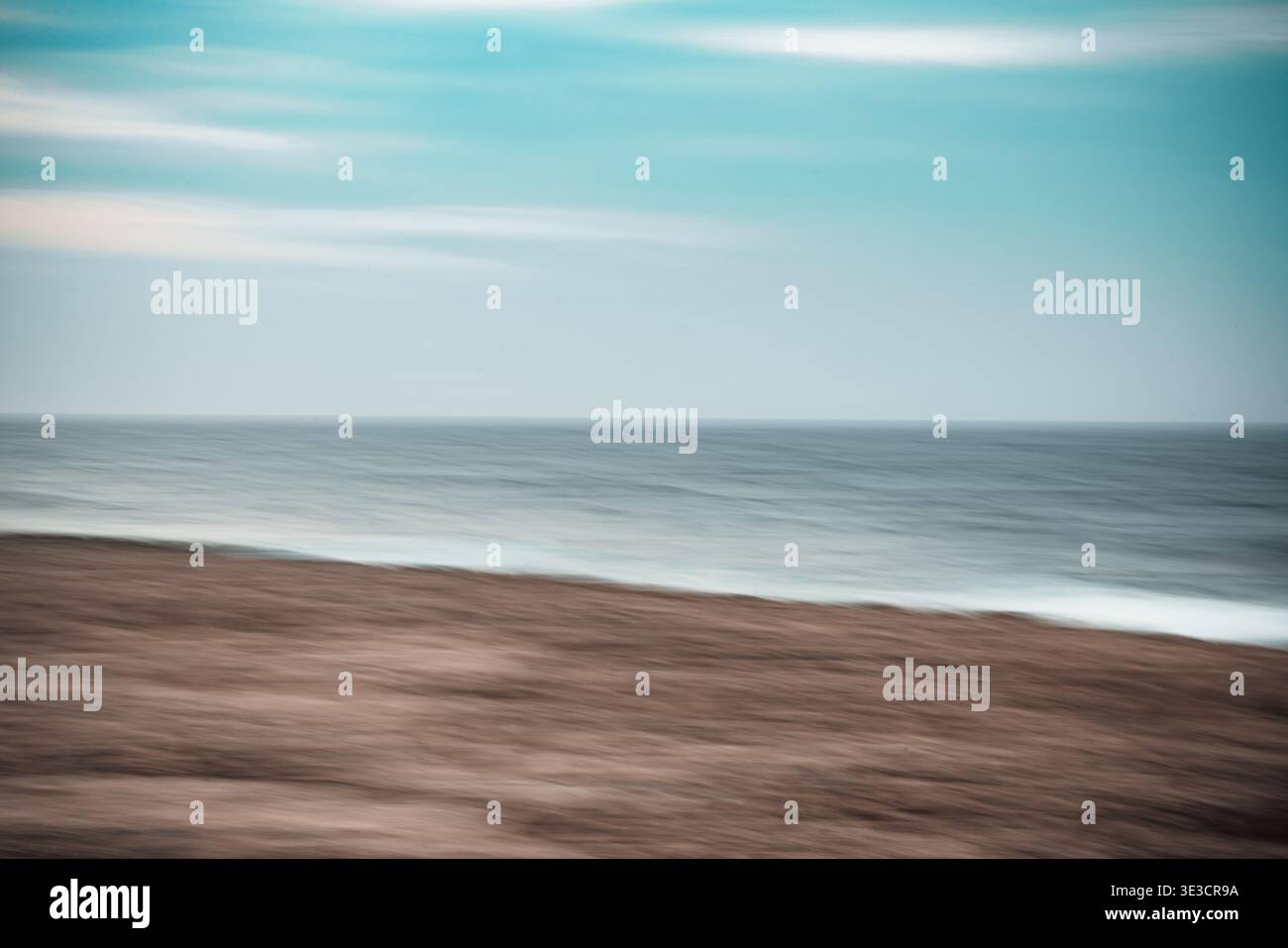 Paesaggio marino astratto di con un lungo movimento di esposizione dell'oceano Foto Stock