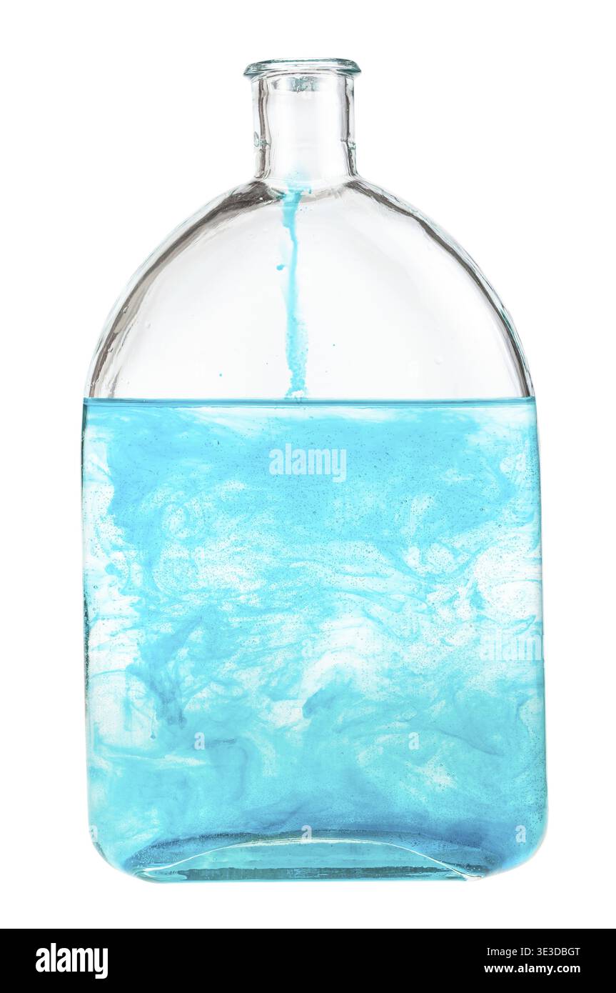 Il colorante blu si dissolve in acqua in una bottiglia isolata su sfondo bianco Foto Stock