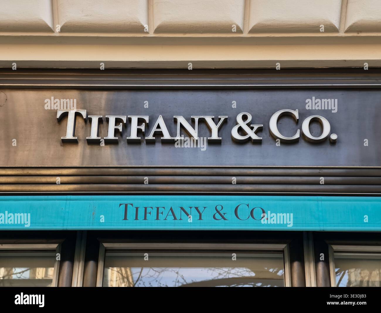 Praga, Repubblica Ceca, 22 marzo 2026 - facciata esterna di una boutique di gioielli di lusso Tiffany and Co. Con un cartello a doppio marchio sopra l'ingresso Foto Stock
