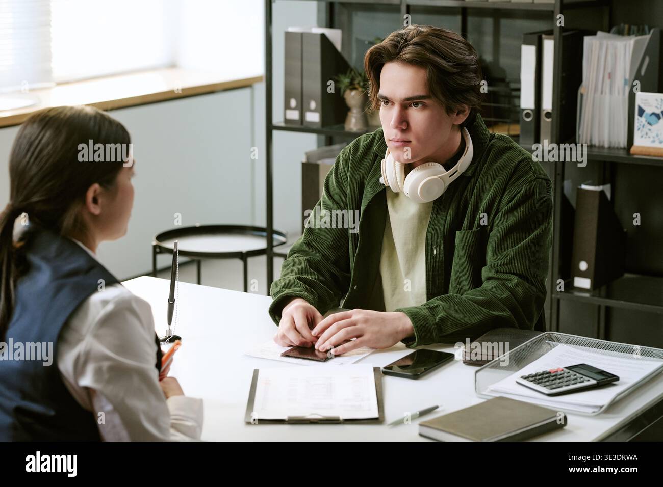 Giovane uomo caucasico consulente dipendente di banca femminile presso la filiale Foto Stock