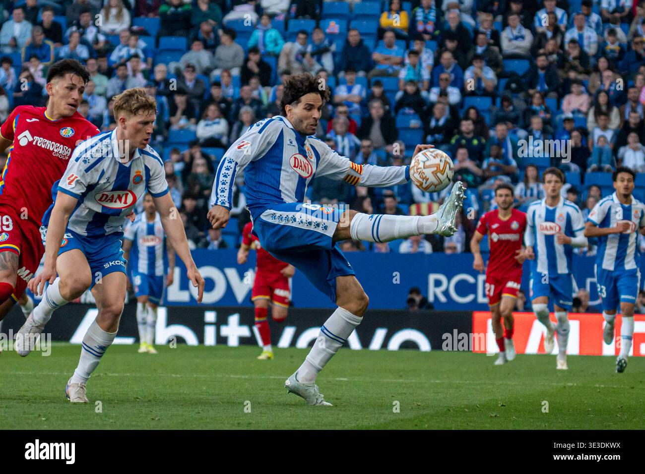 Barcellona, Spagna. 21 marzo 2026. BARCELLONA, SPAGNA - 21 MARZO: Cabrera (N6) devia il pallone durante la Liga EA Sports match tra RCD Espanyol e Getafe CF allo stadio RCDE il 21 marzo 2026 a Barcellona, Spagna credito: SPP Sport Press Photo. /Alamy Live News Foto Stock