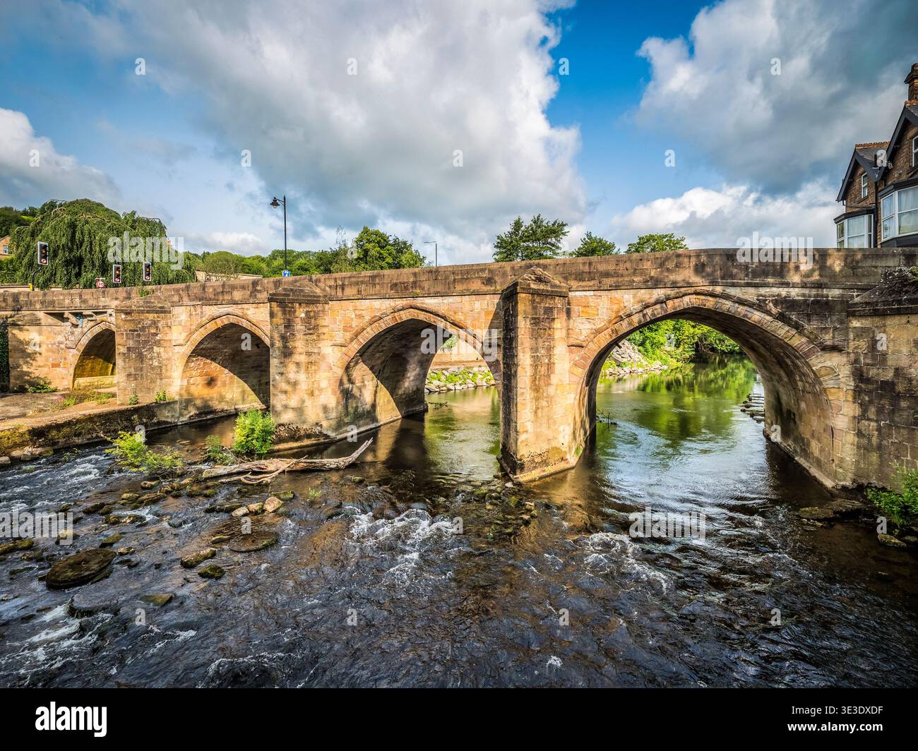 Matlock Bridge, una strada del XIX secolo che attraversa il fiume Derwent a Matlock, Derbyshire. Foto Stock