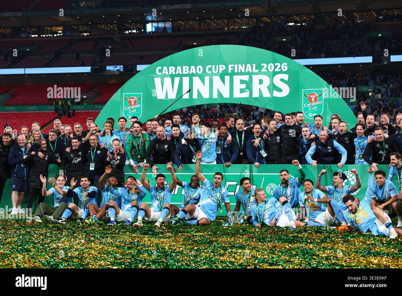 LONDRA, Regno Unito - 22 marzo 2026: I giocatori e lo staff del Manchester City festeggiano con il trofeo dopo la finale della Carabao Cup tra Arsenal FC e Manchester City FC allo stadio di Wembley (credito: Craig Mercer/ Alamy Live News) Foto Stock