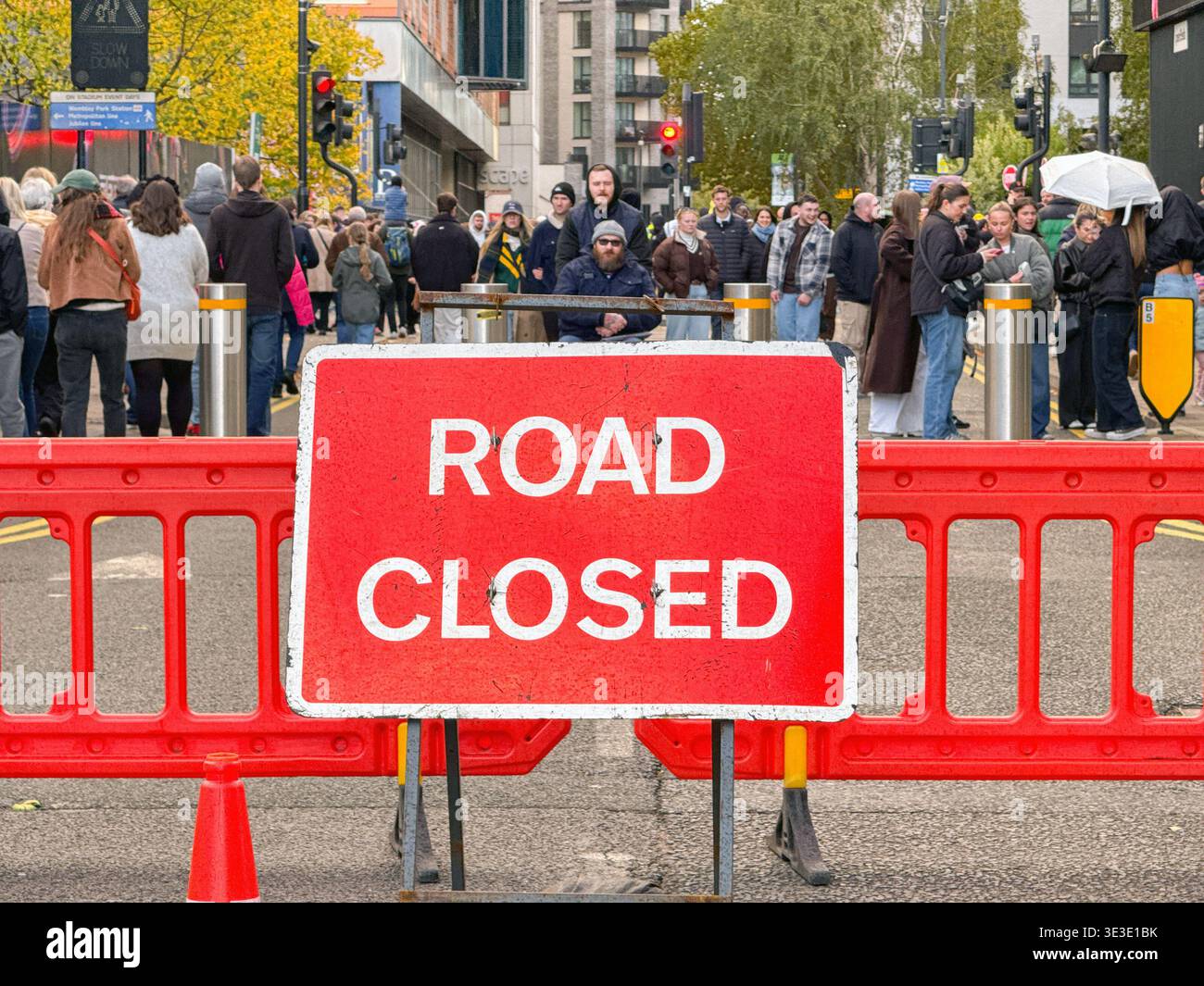 Londra, Inghilterra, Regno Unito -25 ottobre 2025: Cartello stradale chiuso in una strada vicino allo stadio di Wembley per un evento sportivo - Immagine stock catturata con smartphone