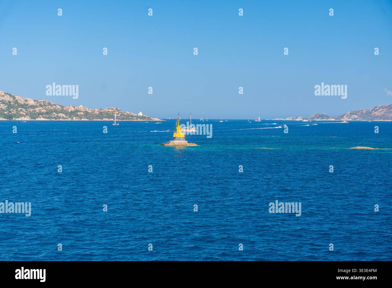 Boa di navigazione gialla che galleggia sul mare blu profondo. Concetto minimo di navigazione e sfondo marino Foto Stock
