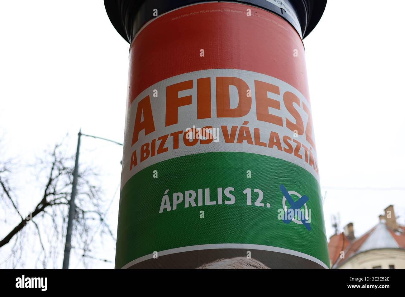 Manifesti del principale partito di governo ungherese FIDESZ per le strade di Budapest durante la campagna elettorale del 2026 Foto Stock
