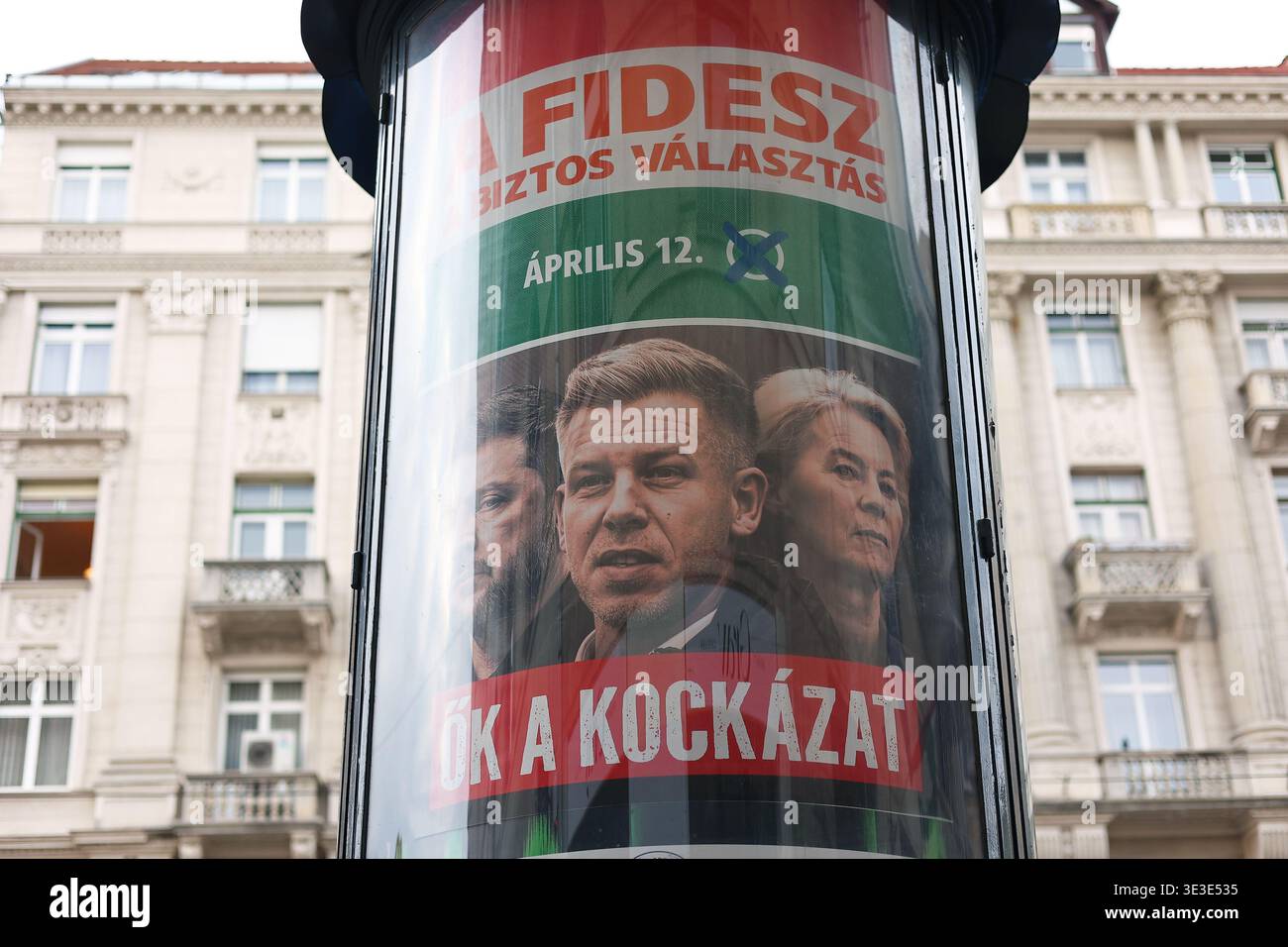 Manifesti del principale partito di governo ungherese FIDESZ che ritrae Péter Magyar per le strade di Budapest durante la campagna elettorale del 2026 Foto Stock