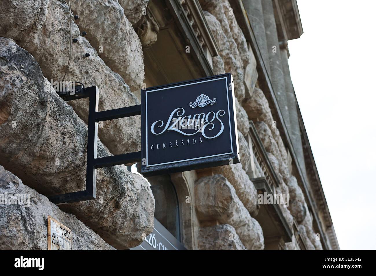 Insegna del negozio della famosa pasticceria e pasticceria Szamos a Budapest, Ungheria Foto Stock