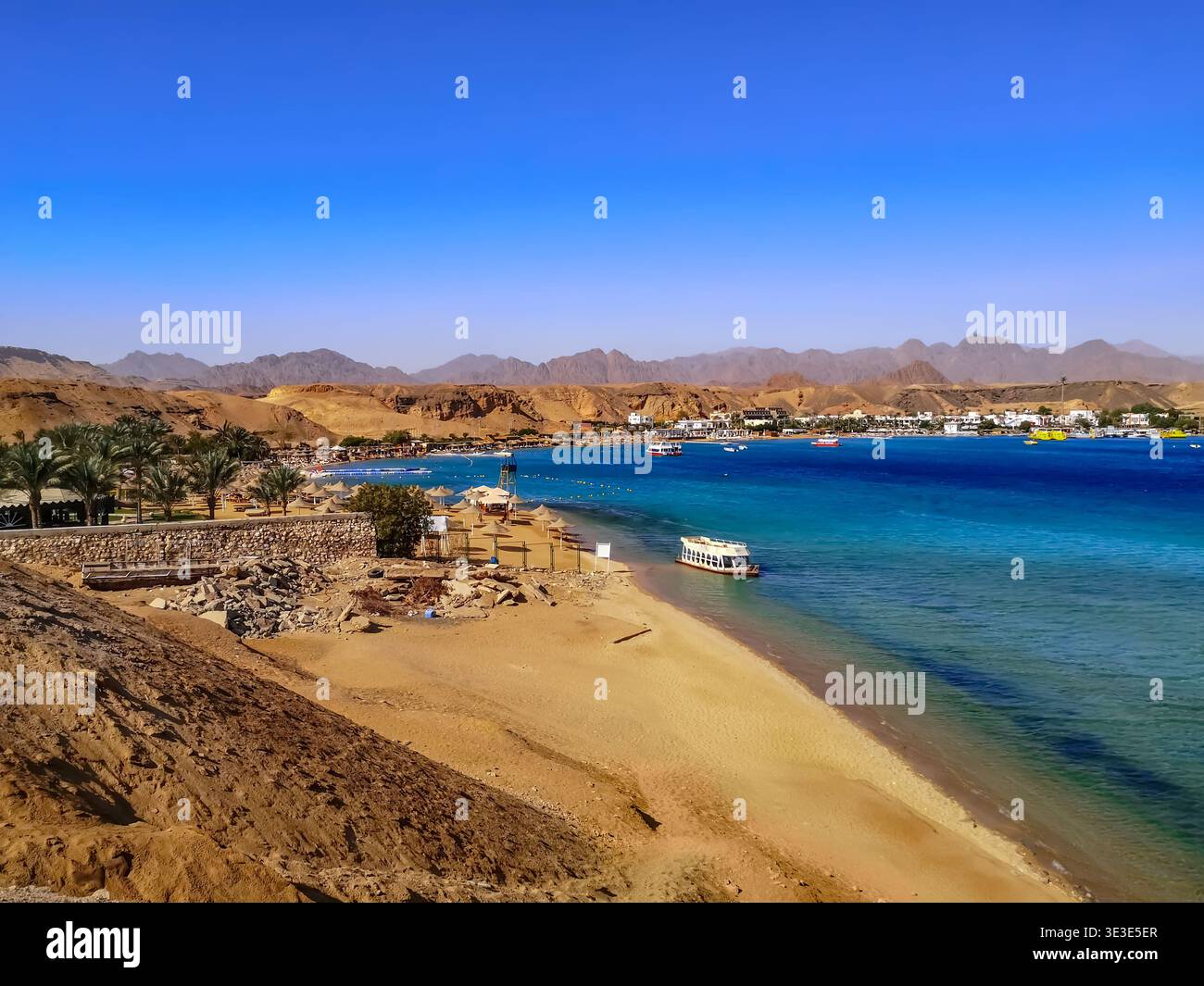 Vista della baia di Sharm El-Maya a Sharm El Sheikh (Egitto). Splendido paesaggio esotico del Mar Rosso tra montagne e colline sabbiose Foto Stock