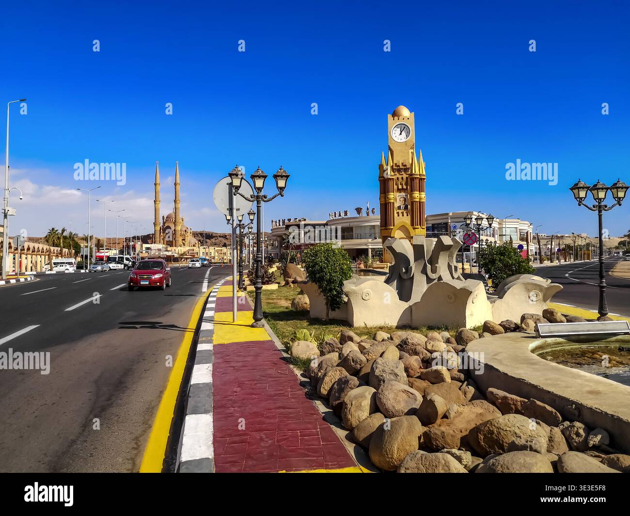 Sharm El Sheikh, Egitto - 17 gennaio 2020: Torre dell'orologio e Moschea di El Sahaba nel vecchio mercato di Sharm El Sheikh. Strada della città con auto sulla strada Foto Stock