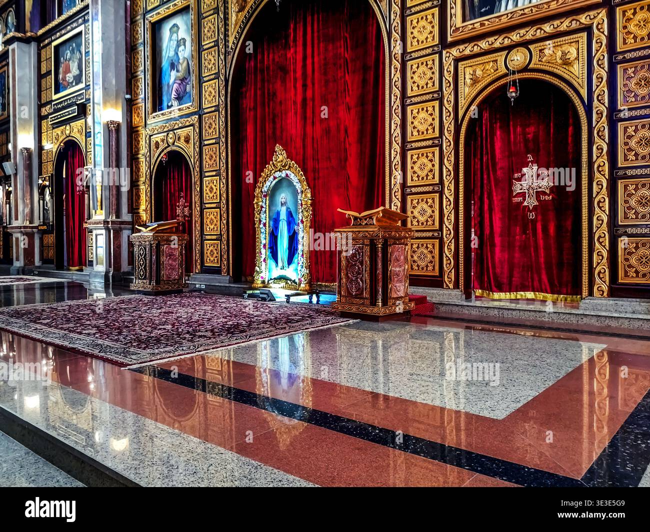Egitto, Sharm El Sheikh - 18 gennaio 2020: Altare con icone nella Chiesa copta di El sama Eyeen a Sharm El Sheikh. Grande sala con decorazioni dorate alle pareti Foto Stock