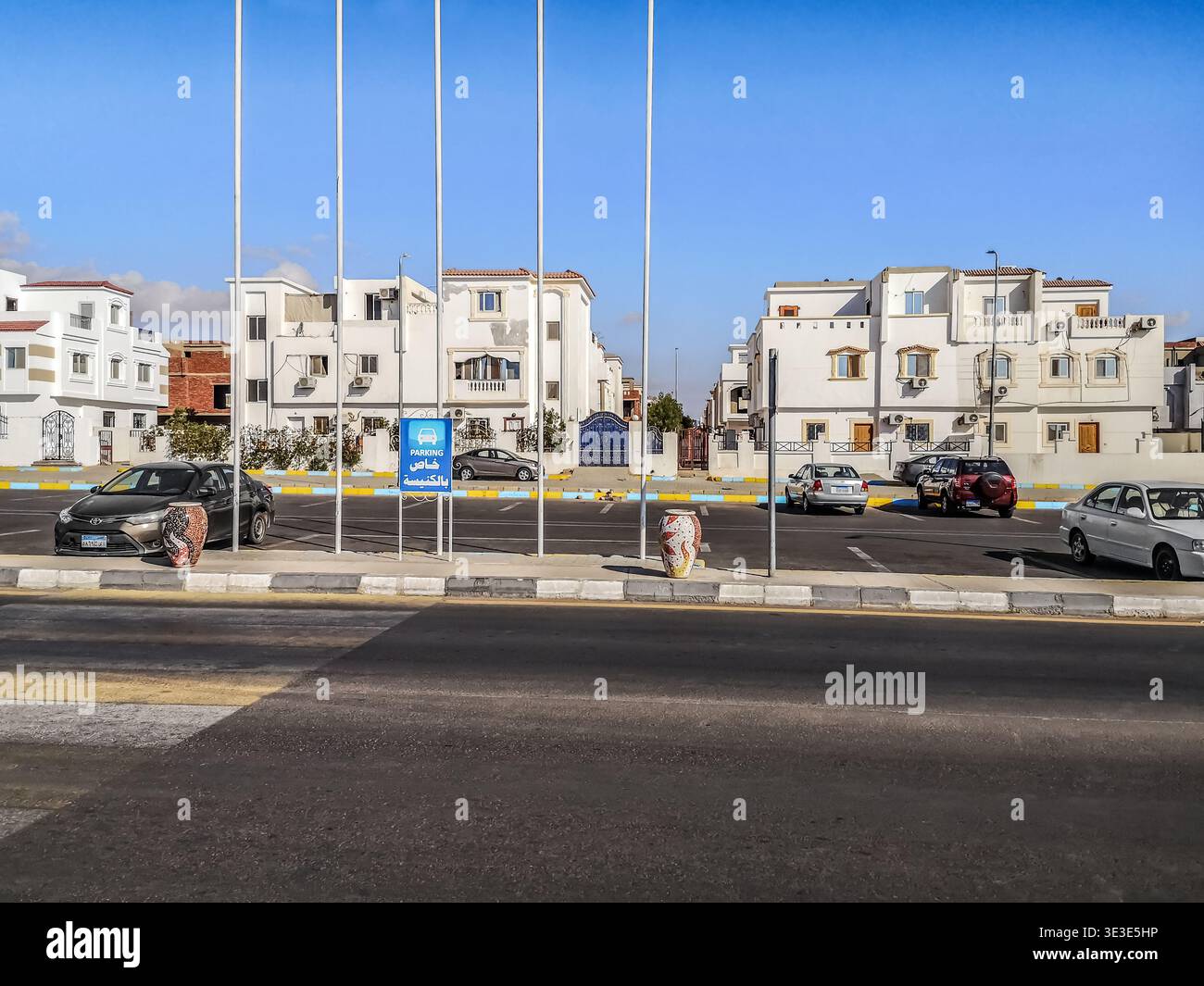 Sharm El Sheikh, Egitto - 18 gennaio 2020: Zona residenziale con grattacieli a Sharm El Sheikh. Moderna architettura egiziana Foto Stock