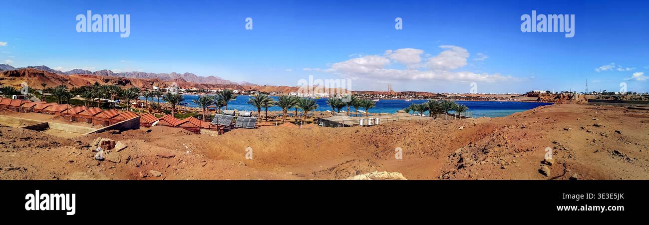 Panorama della baia di Sharm el-Maya (Mar Rosso) con il vecchio mercato all'orizzonte a Sharm El Sheikh (Egitto). Bellissimo paesaggio di acque blu Foto Stock