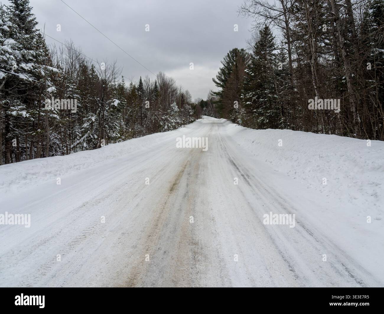 Una strada rurale innevata a Rawdon, Quebec, Canada Foto Stock
