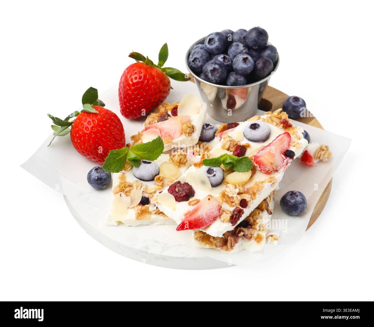 Pezzi di gustosa corteccia di yogurt con frutti di bosco, muesli e menta isolati su bianco Foto Stock