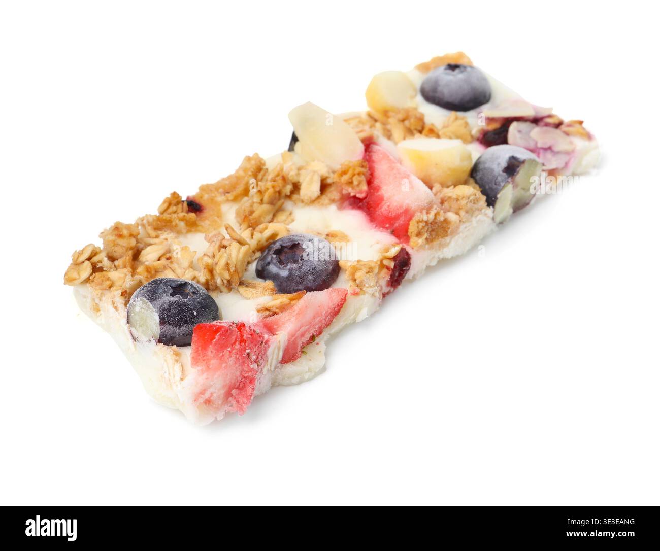 Un pezzo di gustosa corteccia di yogurt con frutti di bosco, muesli e scaglie di mandorle isolate su bianco Foto Stock