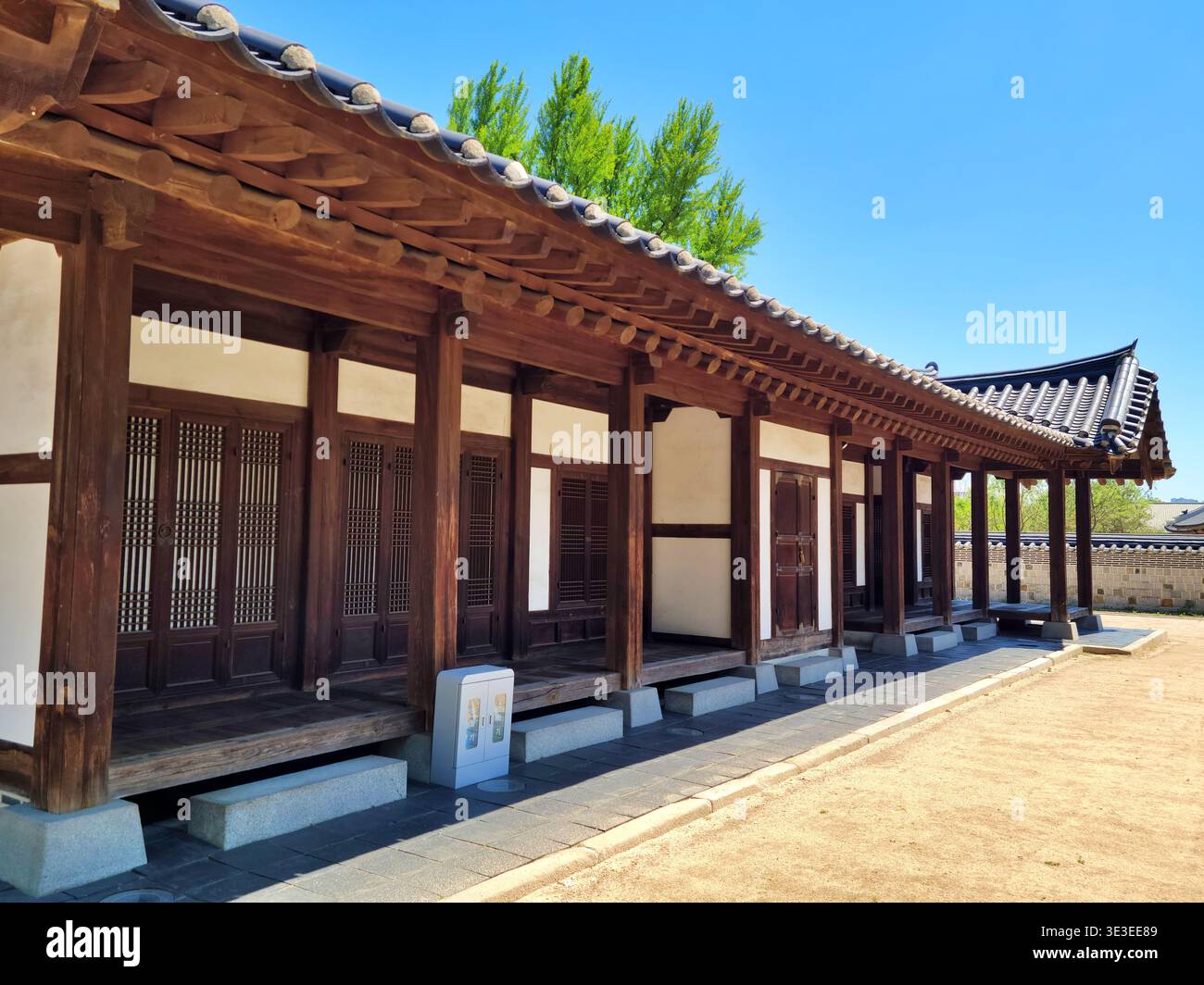 SUWON, COREA DEL SUD - 16 MAGGIO 2024: Sale utilizzate per la gestione rituale al santuario di Hwaryeongjeon. Foto Stock