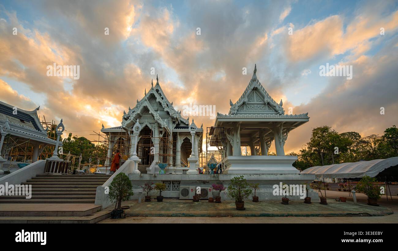 Wat Kaew Korawaram, Krabi, Thailandia – 23 febbraio 2020: La luce dell'alba cade sugli edifici bianchi del tempio e sulle impalcature. Foto Stock