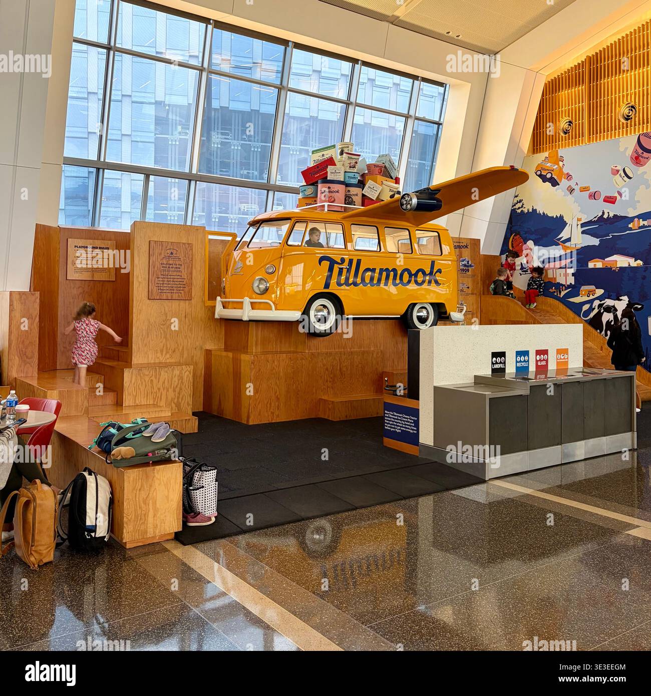 Un'area giochi per bambini all'aeroporto di Portland, Oregon, presenta un veicolo volante Tillamook. Foto Stock
