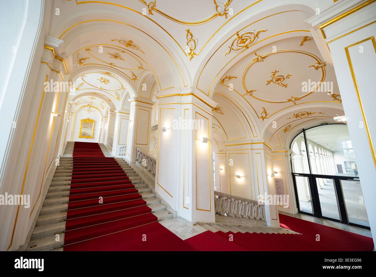 Scala interna nel palazzo, le pareti sono decorate con monogrammi color oro nel castello di Bratislava Foto Stock