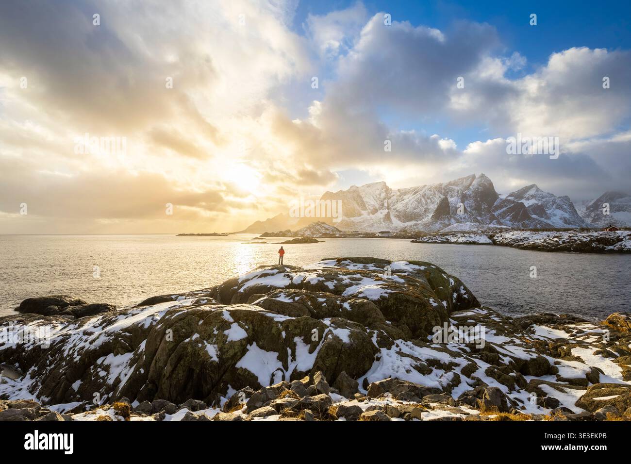 Vista al tramonto da Hamnøy della baia di Reine verso Reinebringen in inverno, isole Lofoten, Norvegia. Foto Stock