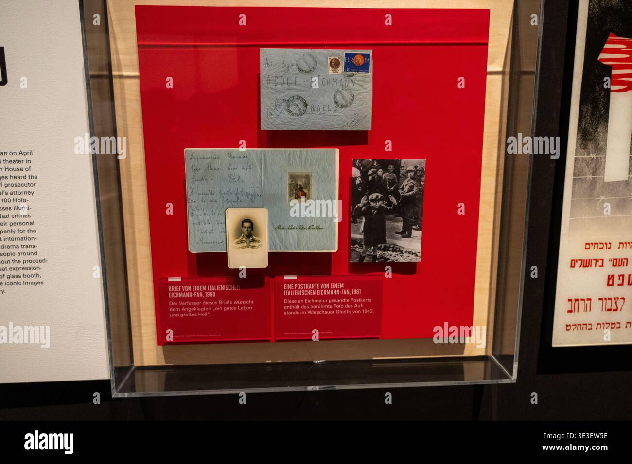 Monaco di Baviera, Germania - 30 marzo 24: Vetrina con lettere, cartolina e fotografie presentate come materiale d'archivio a Monaco, Germania. Foto Stock
