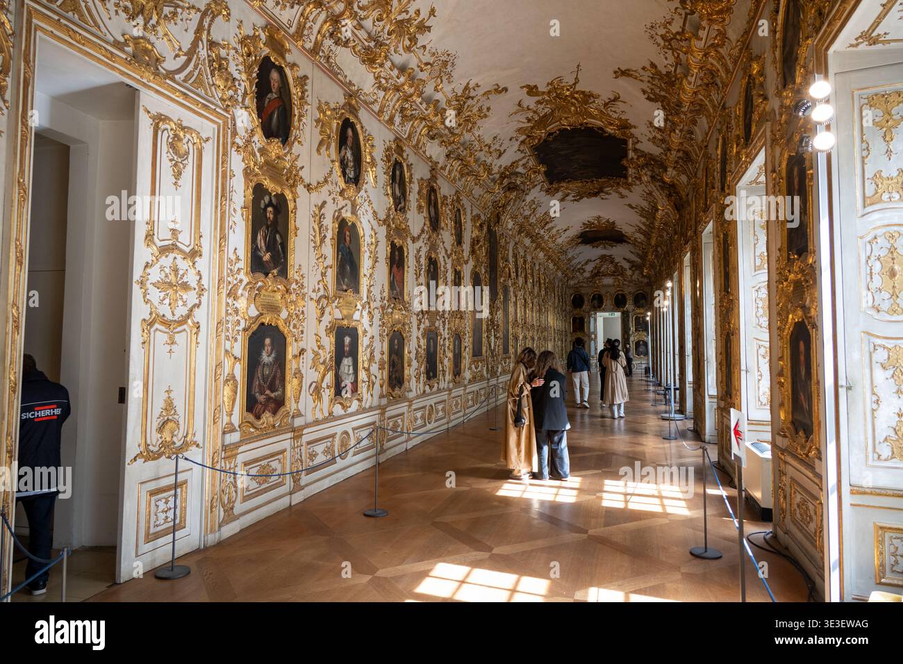 Monaco di Baviera, Germania - 30 marzo 24: Vista interna di un corridoio dorato ornato con ritratti nella Residenz di Monaco, Monaco, Germania. Foto Stock