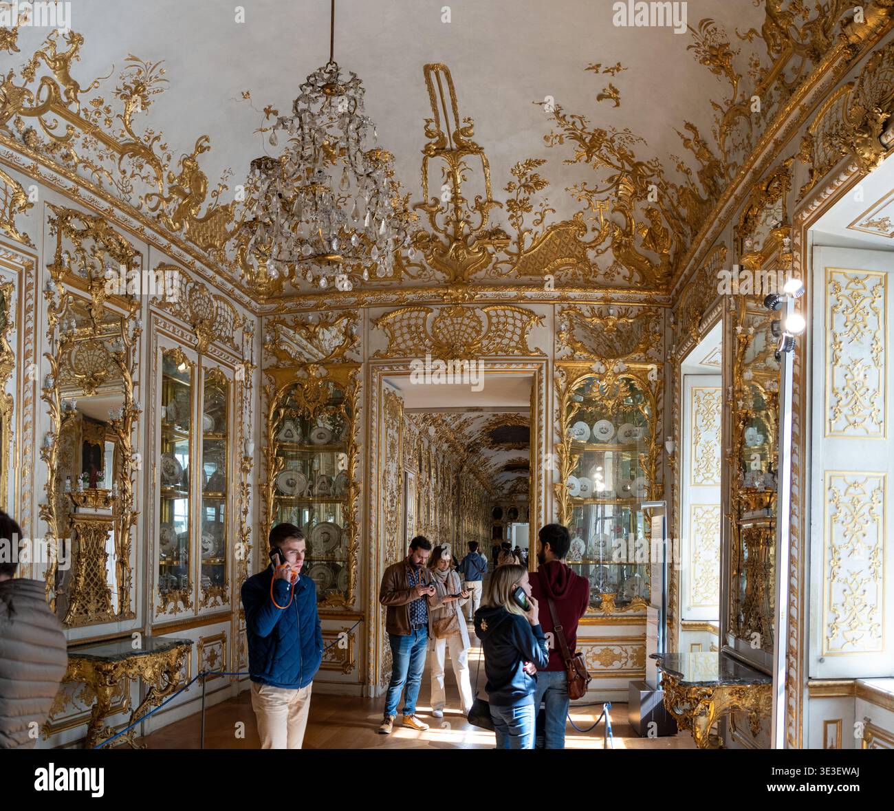 Monaco, Germania - 30 marzo 24: Vista panoramica di un corridoio dorato con specchi e lampadari nella Residenz di Monaco, Monaco, Germania. Foto Stock