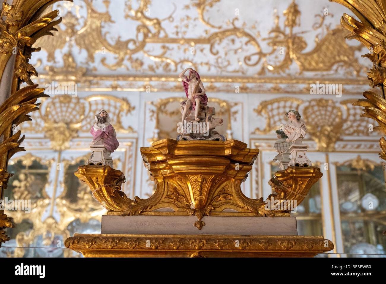 Monaco di Baviera, Germania - 30 marzo 24: Primo piano di un orologio dorato con statuette in porcellana e decorazione rococò presso la Munich Residenz, Monaco di Baviera, Germania. Foto Stock