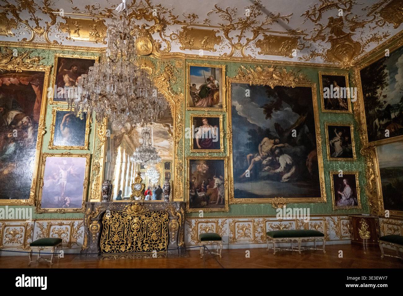 Monaco di Baviera, Germania - 30 marzo 24: Dettaglio di dipinti, specchi e lampadari nella Galleria Verde della Residenza di Monaco di Baviera, Germania. Foto Stock
