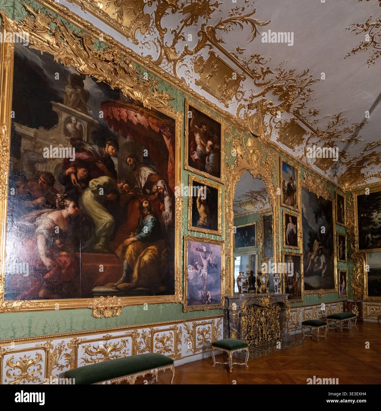Monaco di Baviera, Germania - 30 marzo 24: Vista panoramica interna della Green Gallery della Munich Residenz con specchi, lampadari e ornamenti dorati a Mun Foto Stock