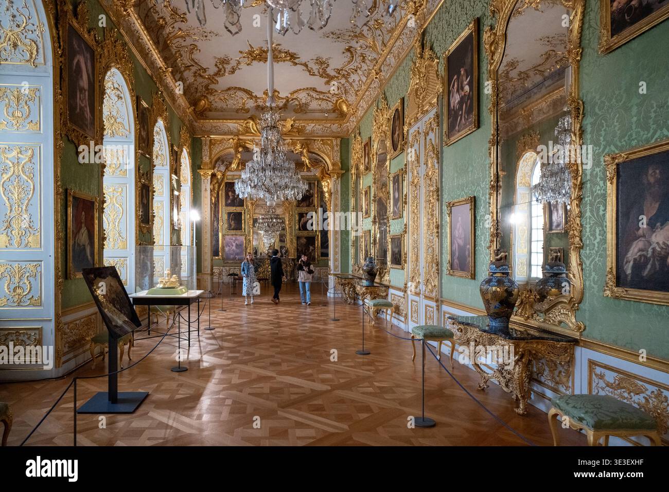 Monaco di Baviera, Germania - 30 marzo 24: Vista interna della Green Gallery della Munich Residenz con ornamenti dorati, specchi e lampadari a Monaco di Baviera, Germa Foto Stock