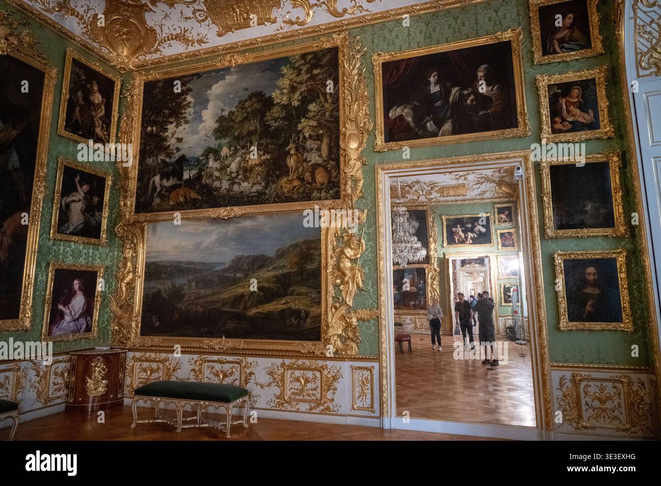 Monaco di Baviera, Germania - 30 marzo 24: Vista d'angolo della Galleria Verde con dipinti, ornamenti dorati e porta della Residenz di Monaco, Monaco, Germania. Foto Stock