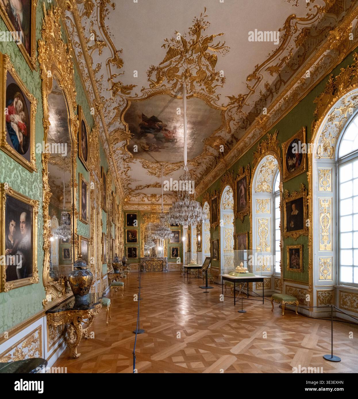 Monaco di Baviera, Germania - 30 marzo 24: Lunga vista panoramica della Galleria Verde presso la Residenz di Monaco che mostra ornamenti dorati, specchi e lampadari a Muni Foto Stock