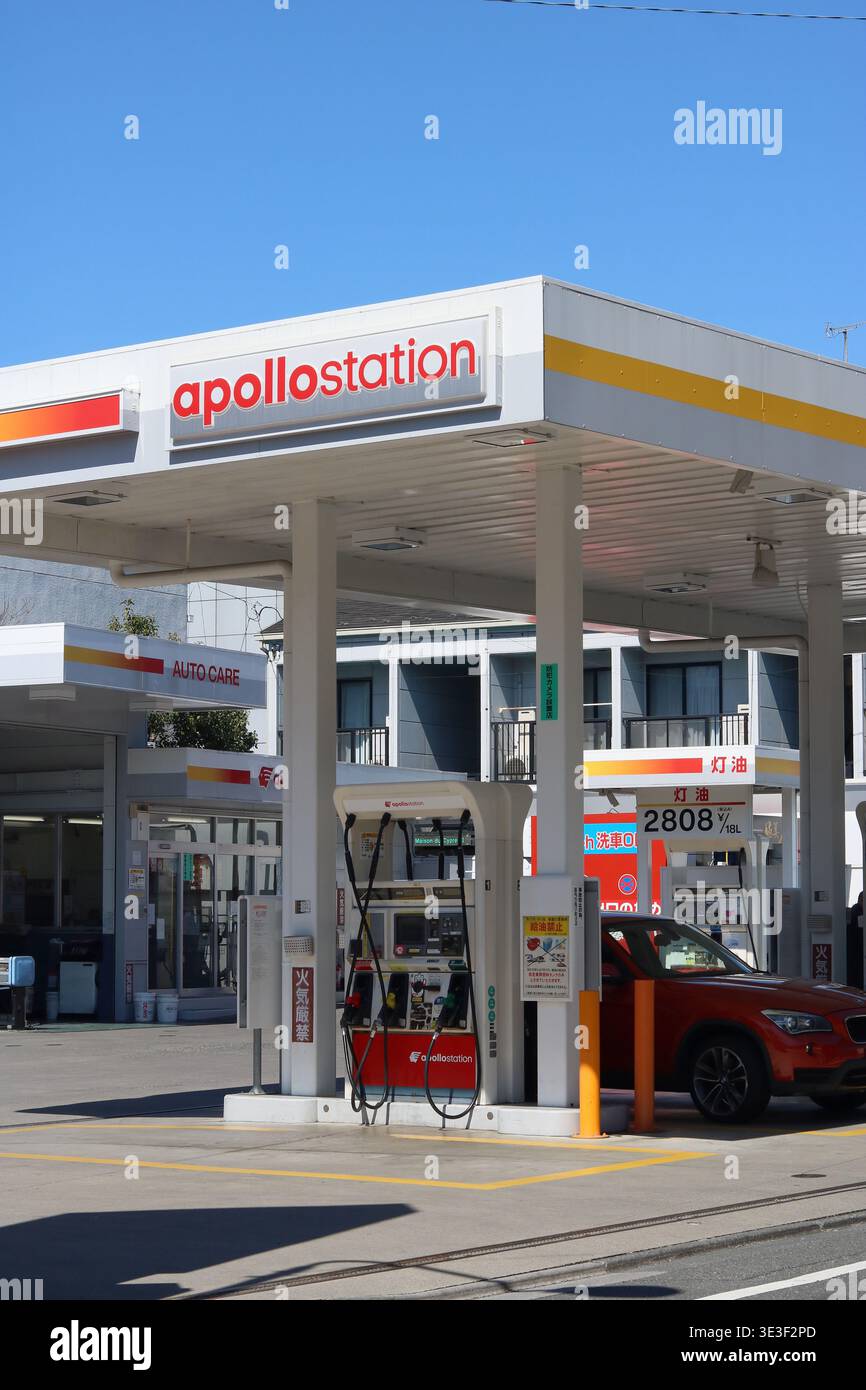 Dettaglio del piazzale di una stazione di servizio Apollo nel reparto di Toshima di Tokyo. TOKYO, GIAPPONE - 14 marzo 2026 Foto Stock