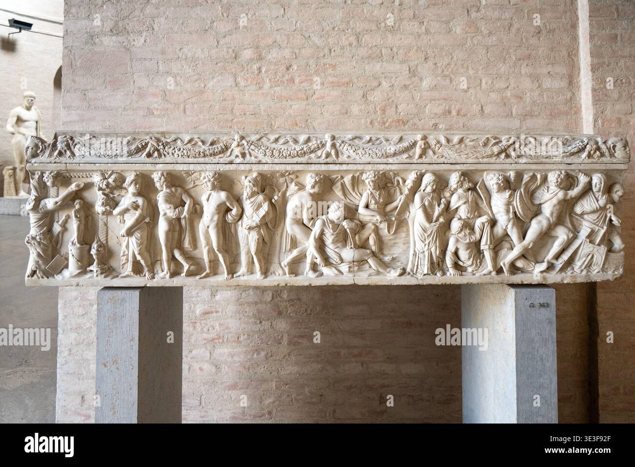 Monaco di Baviera, Germania - 30 marzo 24: Pannello finale di un sarcofago di marmo che mostra una processione di figure scolpite, fotografate nel museo Glyptothek di Monaco. Foto Stock
