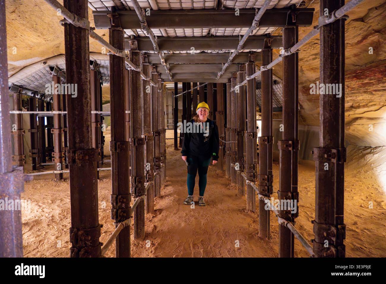 Vista simmetrica dei telai di supporto in acciaio e visita alle grotte di pietra arenaria di Schlossberghöhlen, Homburg, Saarland, Germania. Foto Stock