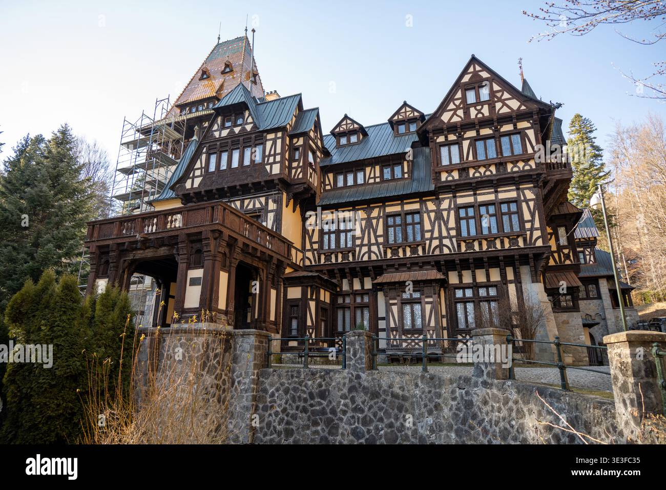 Vista esterna del castello di Pelișor, una residenza reale con architettura revival Tudor a Sinaia, in Romania, sotto un cielo limpido. Foto Stock