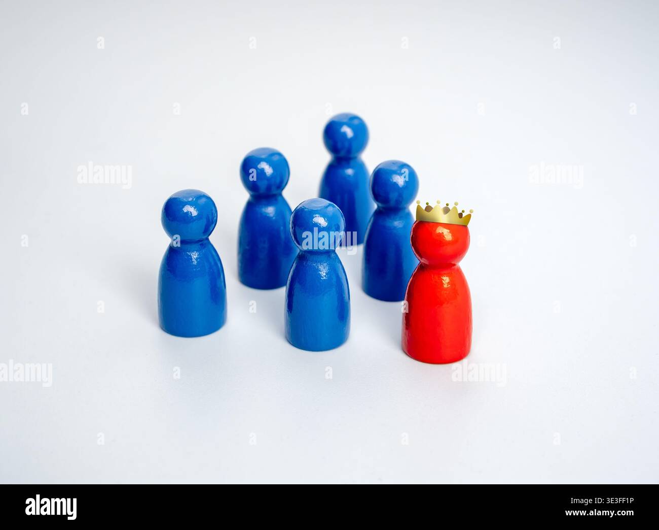 Concetto di leadership con una figura rossa che indossa la corona che spicca tra i membri del team blu, simboleggia il top performer, scelto, autorità, influenza e. Foto Stock