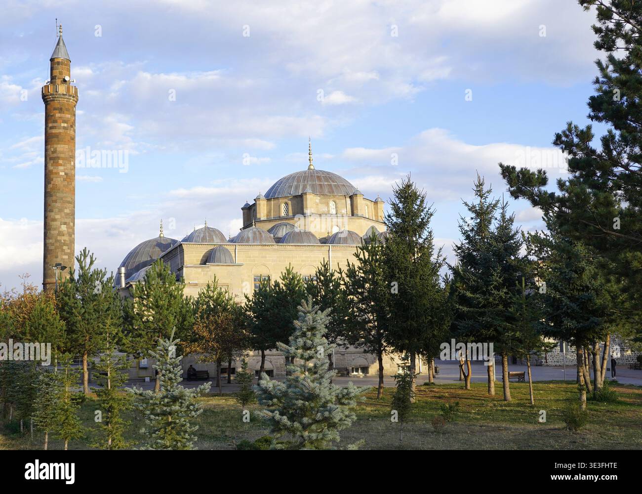 Una moschea storica, originariamente costruita come una cattedrale ortodossa russa del XIX secolo, presenta un'architettura unica in pietra di stile Baltico e finestre ad arco Foto Stock