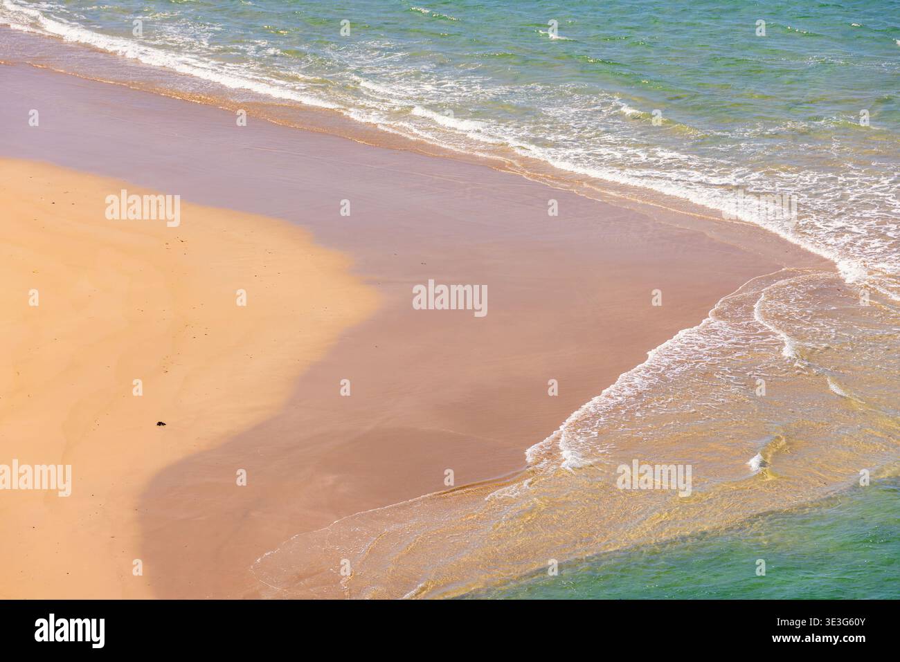 Vista aerea delle onde marine su una spiaggia di sabbia Foto Stock