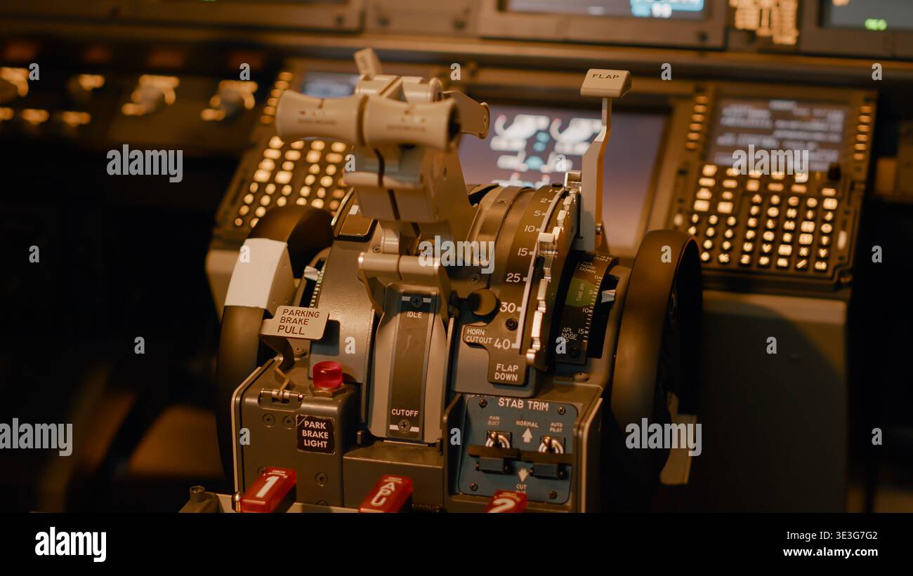 Cruscotto con maniglia o leva per accelerare il motore e decollo con aereo. Pulsanti di accensione e interruttore nel cockpit per comandare la navigazione, volando sul radar. Primo piano. Foto Stock